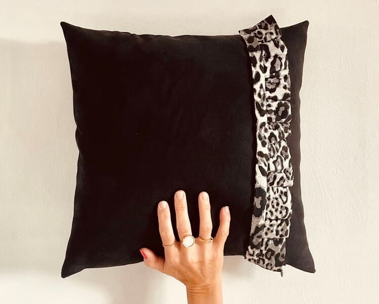 Blondycreation-coussins-personnalisables-coussin-carre-blondynette-argentee