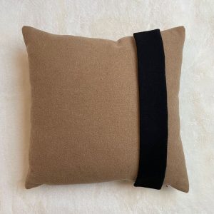 Blondy-coussin-beige-camel-lainage-Blondynette-simple-en-suédine-noire