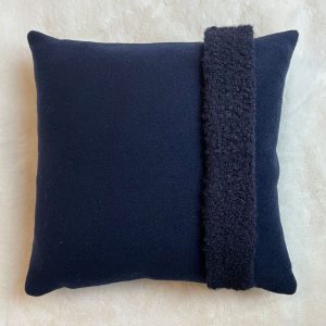 Blondy-coussin-bleu-marine-en-lainage-Blondynette-simple-bouclette-bleu-marine
