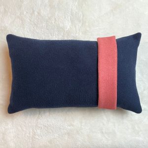 Blondy-coussin-lainage-bleu-marine-avec-Blondynette-en-lainage-rose