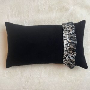 coussin-Blondy-en-lainage-noir-rectangulaire-blondynette-volantee-leopard-brillante