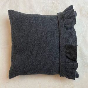 blondy-creation-coussin-carre-lainage-gris-blondynette-lainage-ton-sur-ton-volantee