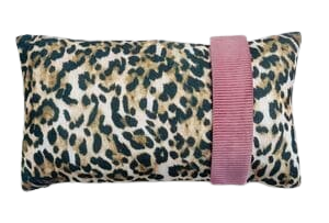 Coussin-leopard-et-blondynette-velours-rose